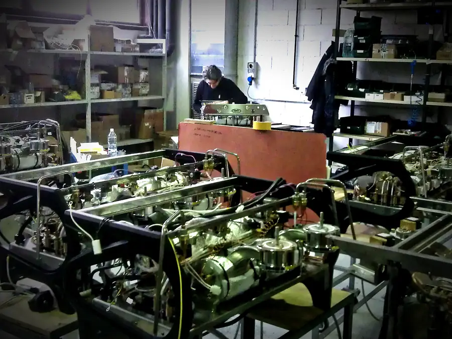 Werkstatt mit geöffneten Espressomaschinen-Chassis