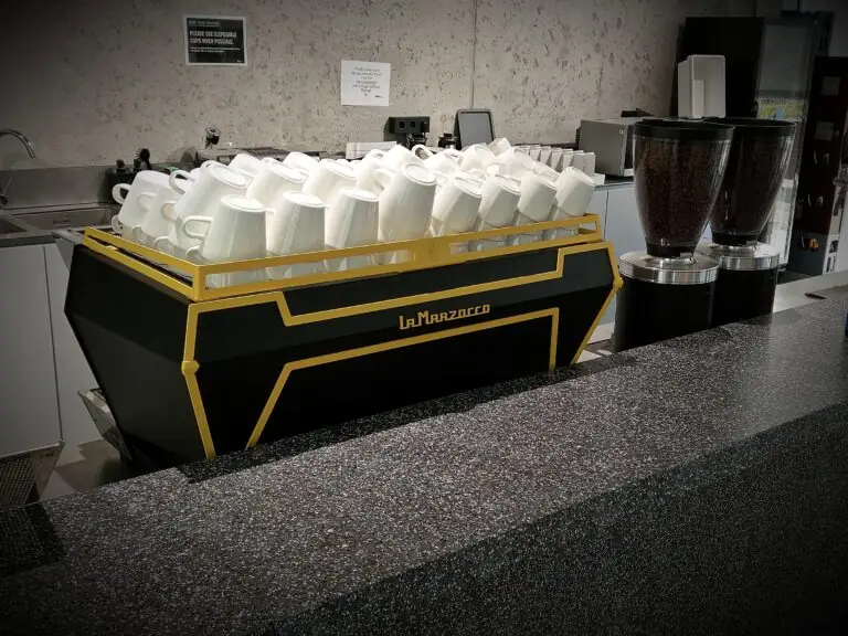 Custom La Marzocco in Schwarz-Gold